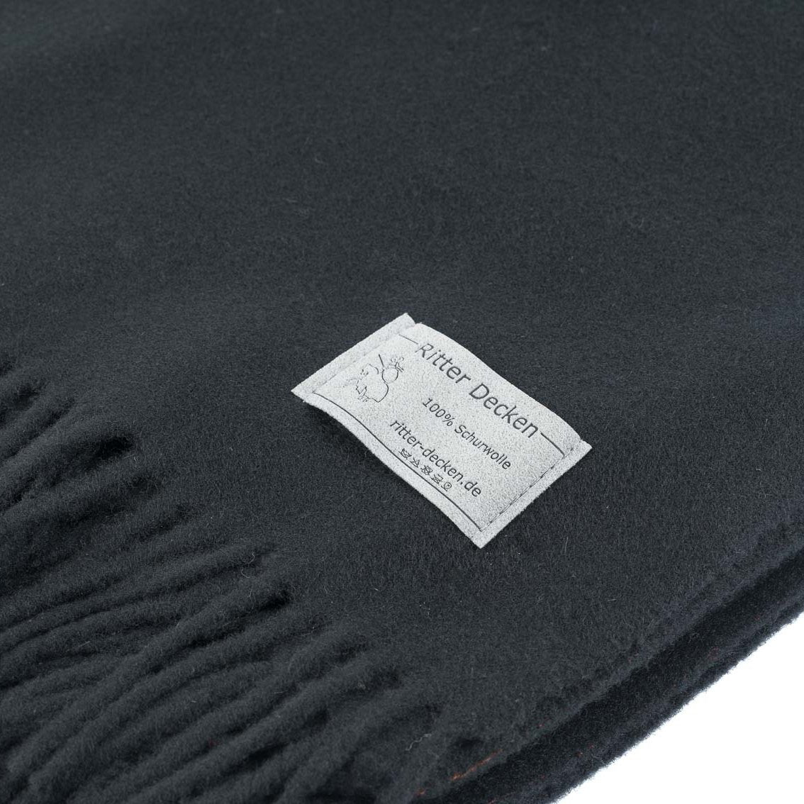 Luzern Schurwollplaid in schwarz im Detail