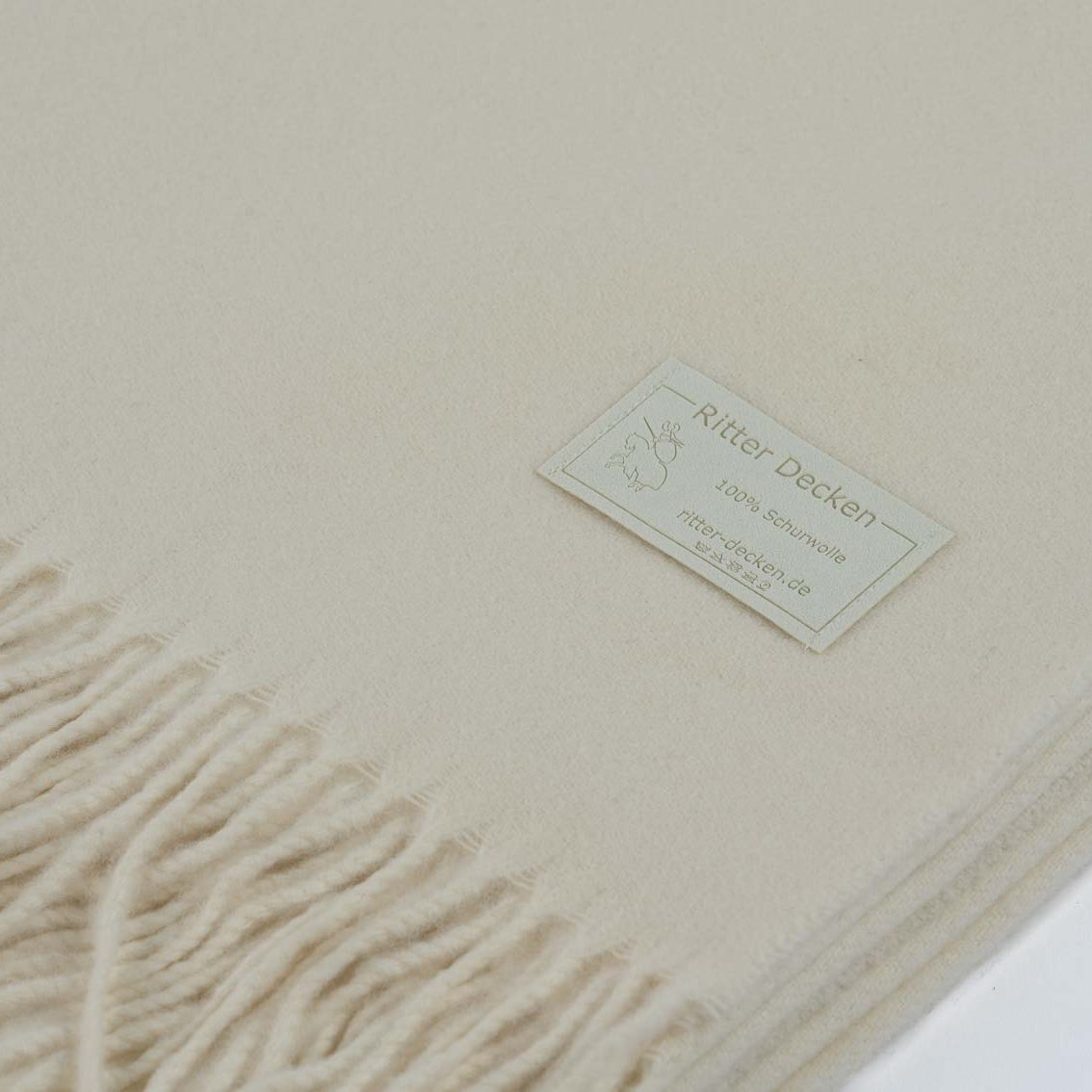 Luzern Schurwollplaid in weiß im Detail