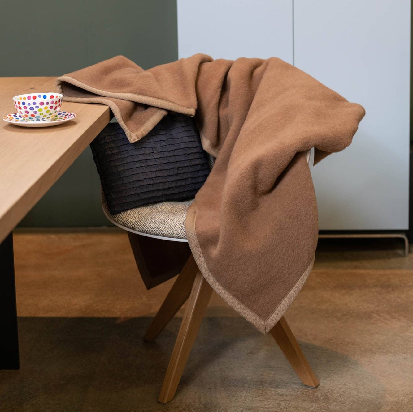 Mandarin Kamelhaardecke auf dem Stuhl