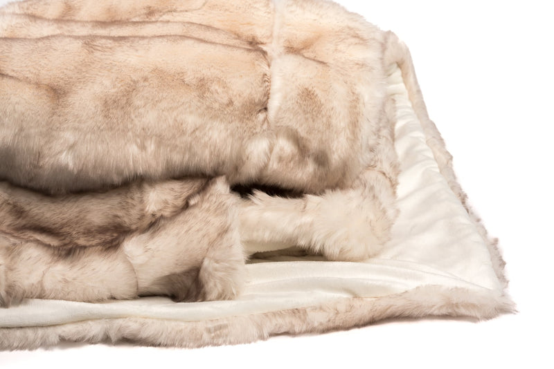 Polar Fuchs Felldecke in weiss-grau meliert im Detail