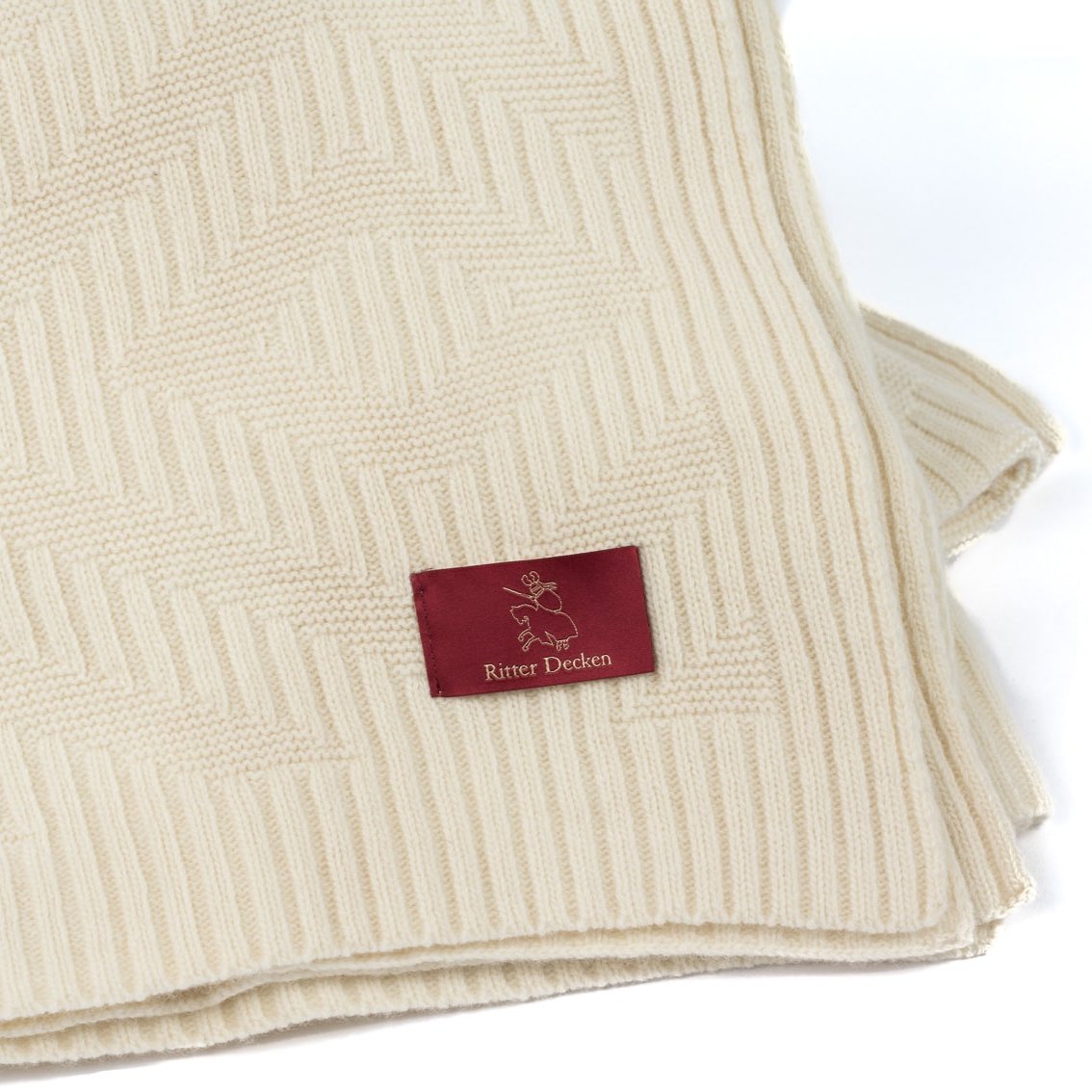 Porto Strickplaid in naturweiß mit Rautenmuster im Detail