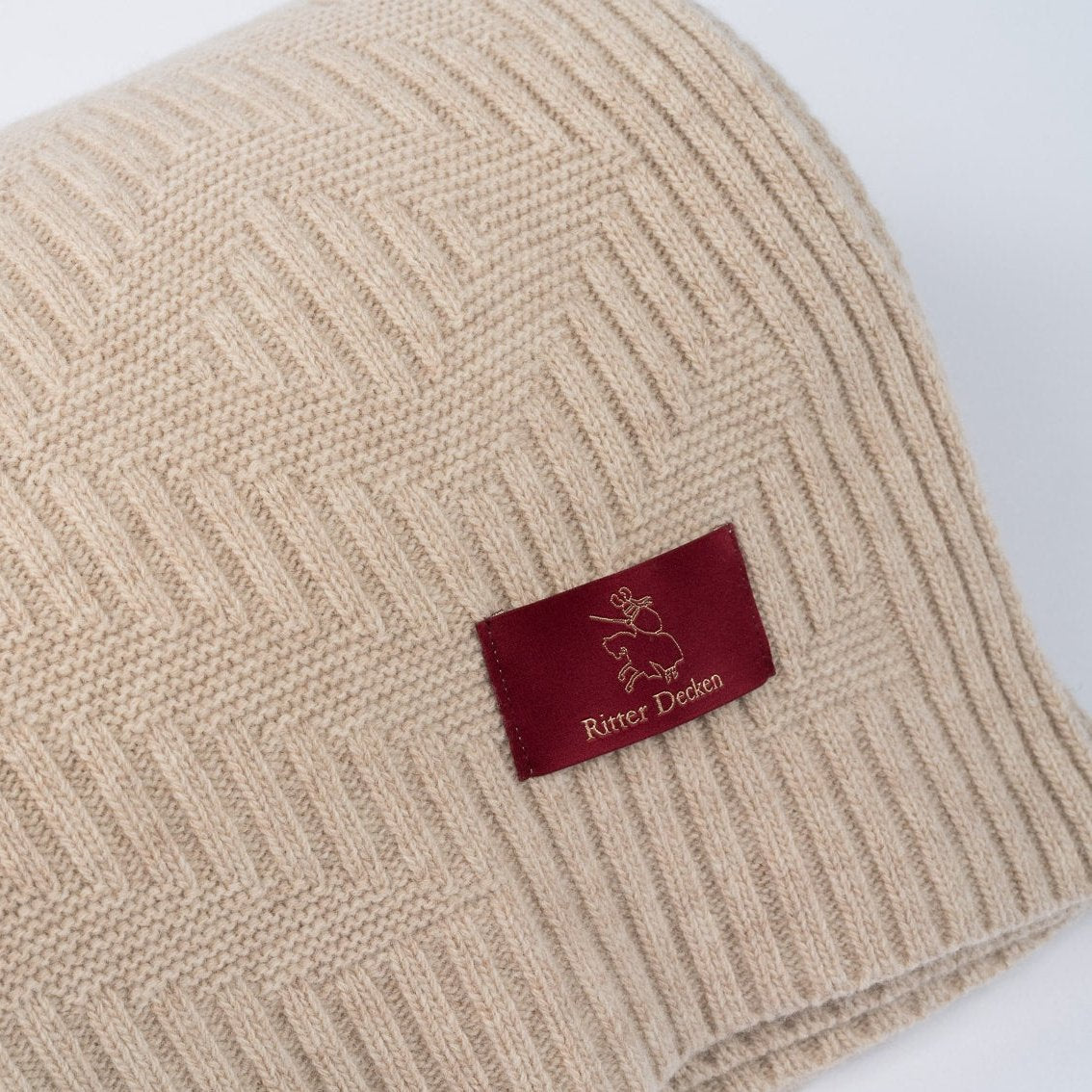 Gefaltetes Porto Strickplaid aus Schurwolle in beige im Detail