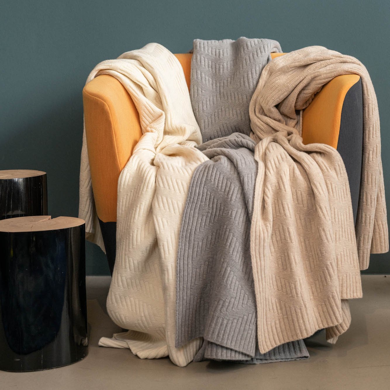 Porto Strickplaid aus Schurwolle, Porto Strickplaids in drei verschiedenen Farben und mit Rautenmuster