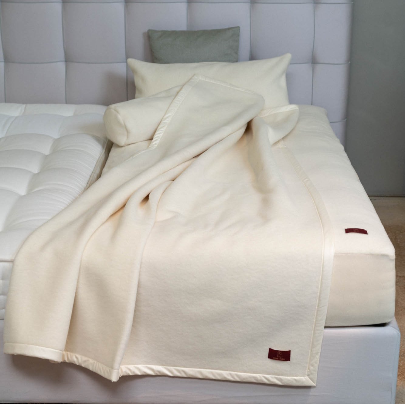 Oberbett aus Schurwolle in naturweiß auf dem Bett