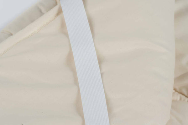 Schurwollauflage Eckspanngummis in weiß im Detail