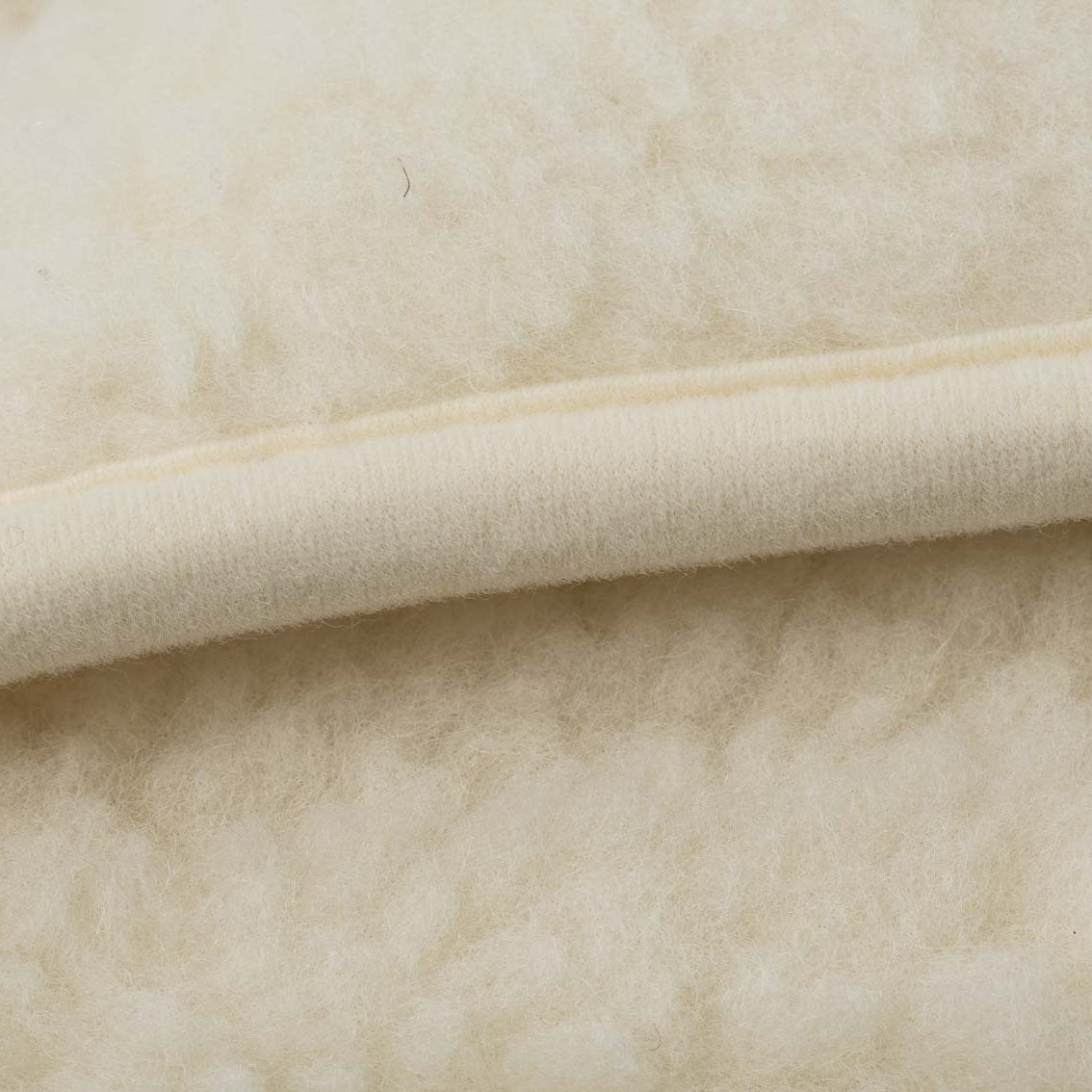 Luka Wollflor Bettdecke in naturweiß im Detail